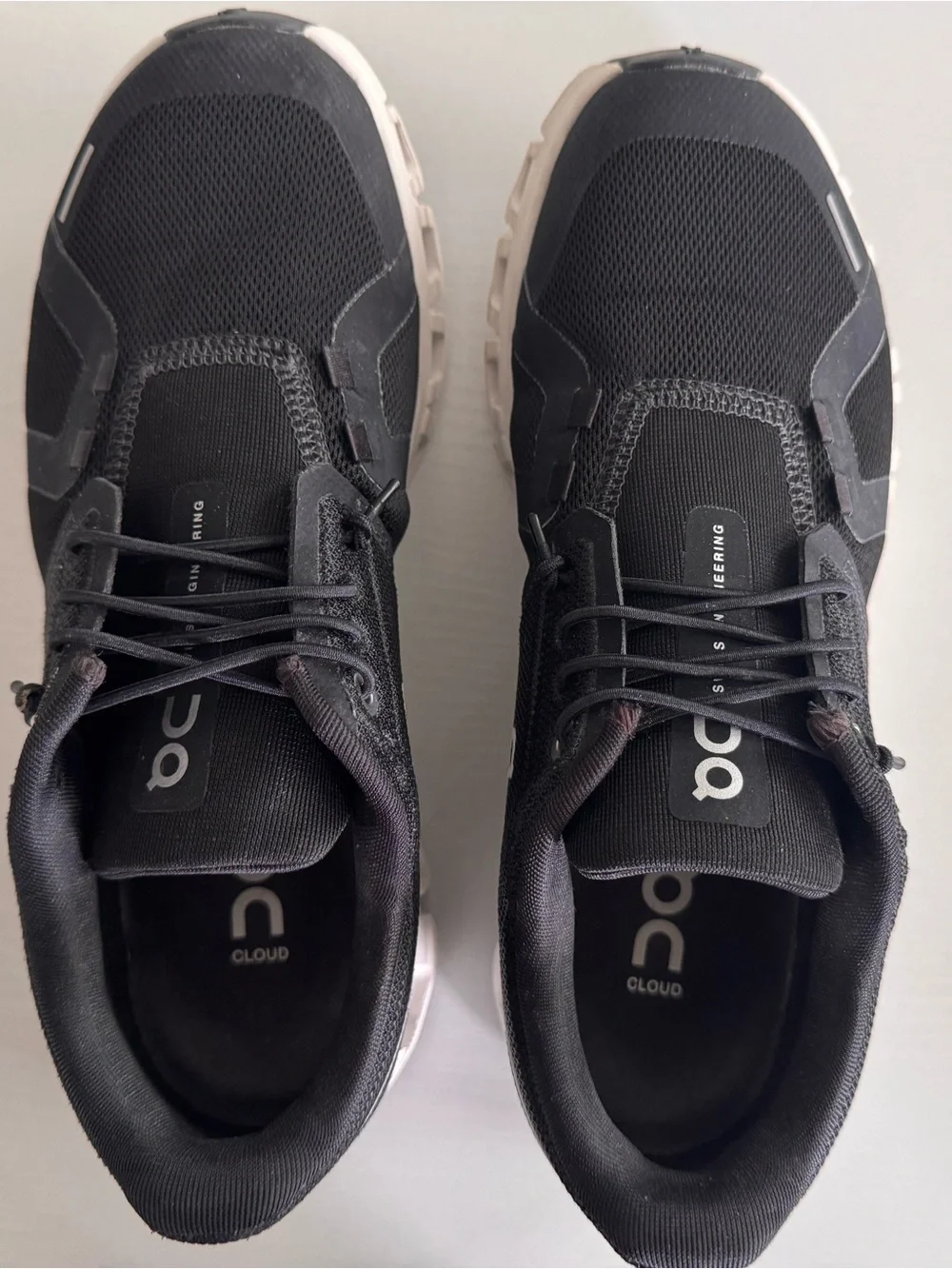 Women’s On Cloud Running Sneakers in Black with White Soles EUC Sz 7 with box